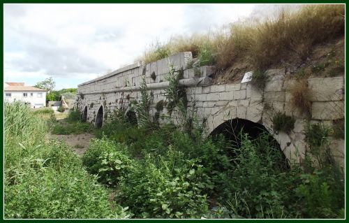 Vestiges de l'ancienne chaussée en 2012