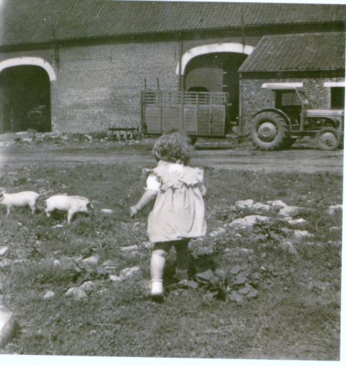 Catherine, petite dernière de la famille, joue dans la cour de la ferme