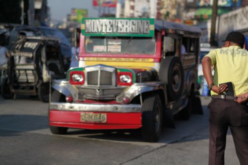 une jeepney: bus local
