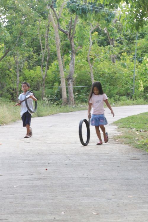 Enfants jouant avec des pneus
