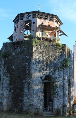 observez la creche en haut de l eglise