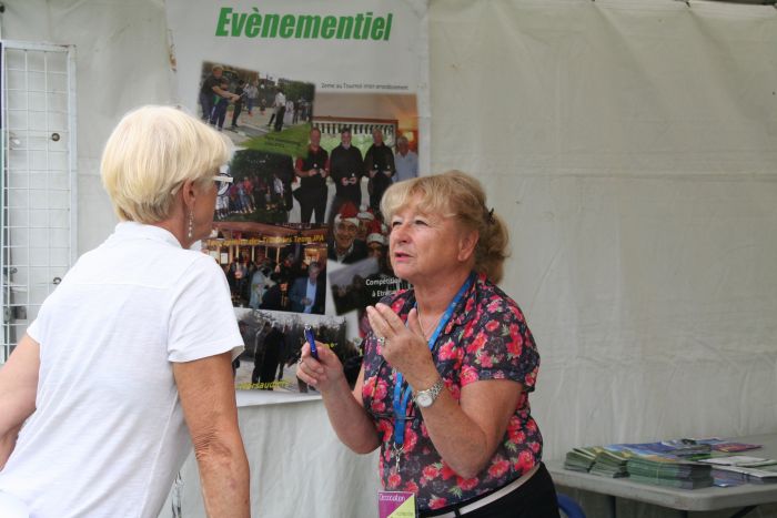 Françoise Belmon tient le stand au forum de Rueil-Malmaison...