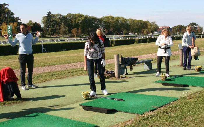 Sarah et Dominique découvrent le golf avec Renée de retour et sous l'œil du Pro Maxime