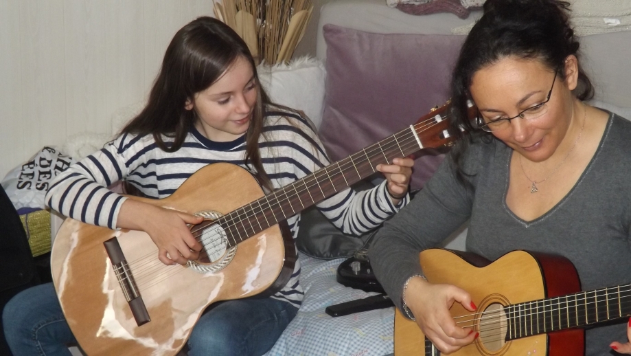 Nadia et Morgane à la guitare.JPG