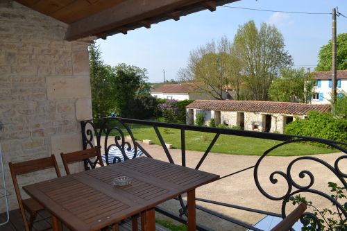 Petit gîte 3 personnes : la vue depuis la terrasse