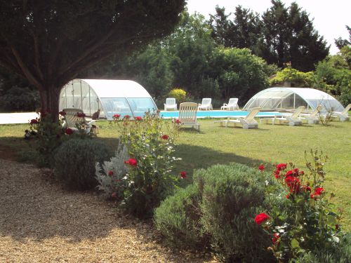 La piscine commune au grand gîte et au petit gîte (abri mobile ouvert)