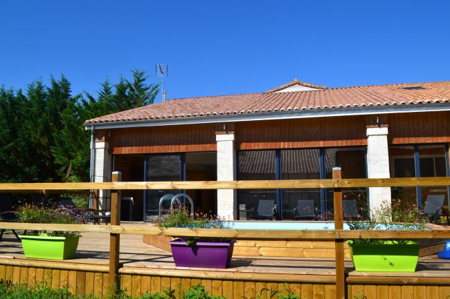 Piscine et terrasse du gîte BIEN ETRE