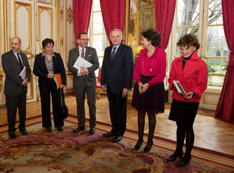 https://static.blog4ever.com/2012/09/713314/JPAquino-remet-son-rapport-a-jean-marc-ayrault-photo_337519.jpg