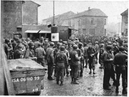 Camion de la Croix Rouge stationné à Hargarten en janvier 1945 distribuant des beignets et du café