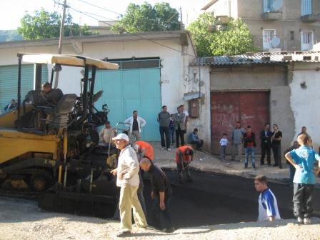 Travaux de bitumage à Lemroudj (septembre 2012)