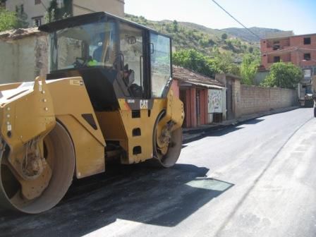 Travaux de bitumage à Lemroudj (septembre 2012)