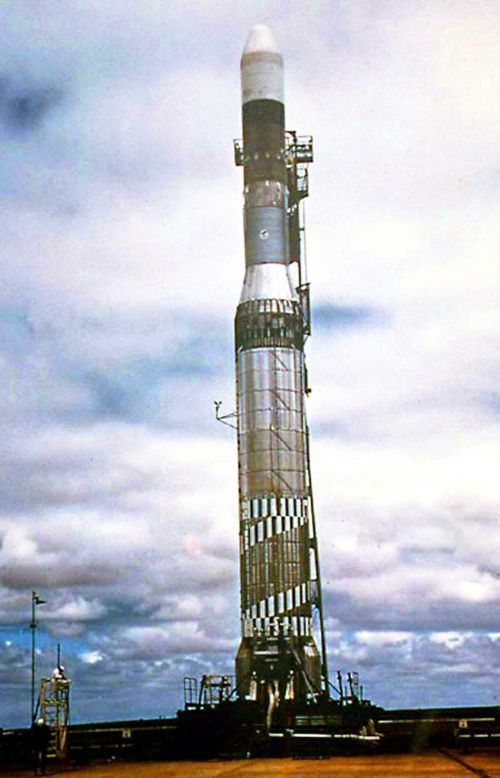 préparation de la fusée Europa 1 du tir F-8 sur le pas de tir de Woomera en juin 1969 (le temps est couvert lors de l'hiver austral)