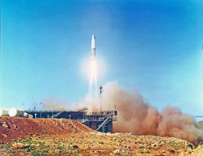 la fusée  Blue Streak F3 a été tirée avec succès le 22 mars 1965, très tôt le matin et a atteint une altitude  de 240 kms. le Ministre australien des approvisionnements, Mr Allen Fairhall a déclaré que