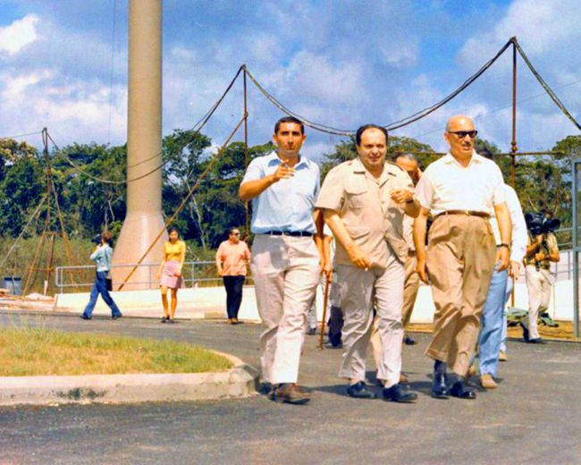 Visite de la base du CECLES en 1969 Yves Sillard et le général Robert Aubiniére accompagne le secrétaire du CECLES-ELDO Renzo Carrobio di Carrobio