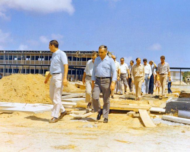 Visite  officielle du chantier de la BEC en 1969 par le CECLES -ELDO Yves Sillard et Michel Mignot accompagne Renzo Di Carrobio et l'equipe du CECLES
