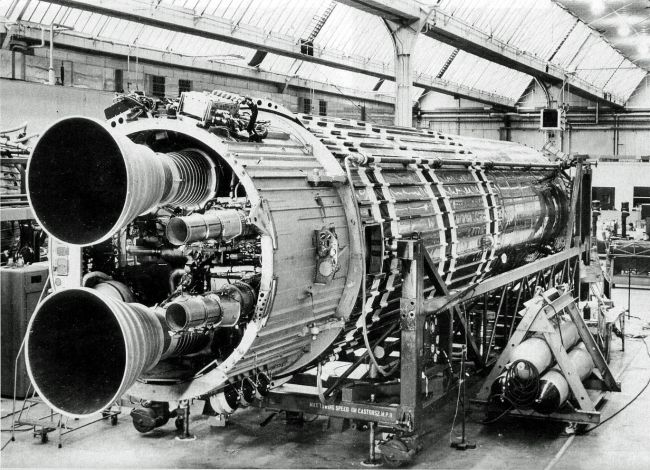vue des moteurs RZ-2 de Rolls-Royce; il s'agit du vehicule mono étage blue Streak pour le tir F-2 vu ici dans les ateliers de Hawker Siddeley Dynamics à Stevenage en Angleterre qui va être acheminé à Woomera