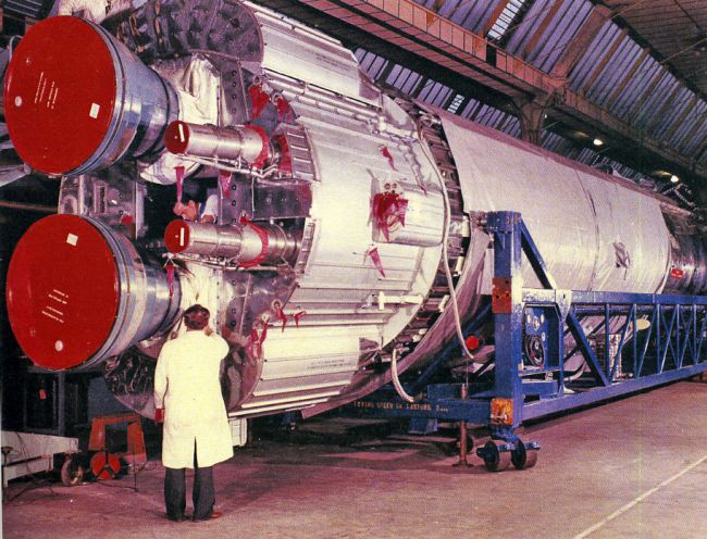 Le 1er étage Blue Streak dela fusée Europa F5 à Stevenage prêt à être transféré à Spadeadam pour les essais statiques en Février 1966