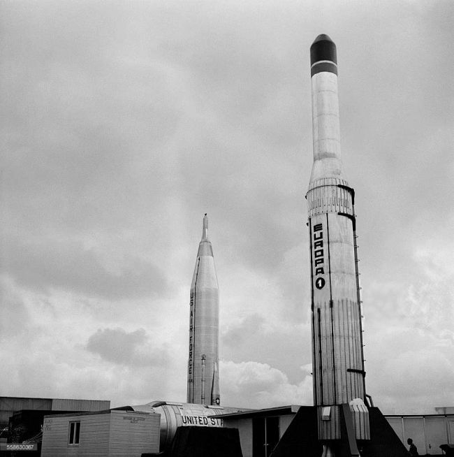 la fusée européenne Europa 1 devant les fusées américaines Atlas et titan 2 (couchée) le 9 juin 1965