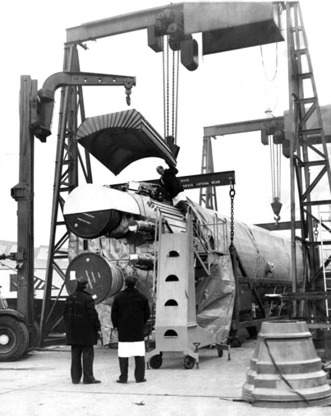 le 10 décembre 1963 emballage et préparation du Blue Streak F1 à Stevenage avant son embarquement pour l'Australie