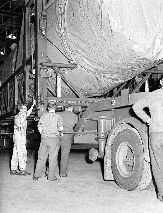 de stevenage à Spadeadam le transporteur et le monovehicule F1 sont garés dans un site sécurisé dans l'usine de Hawker Siddeley Dynamics