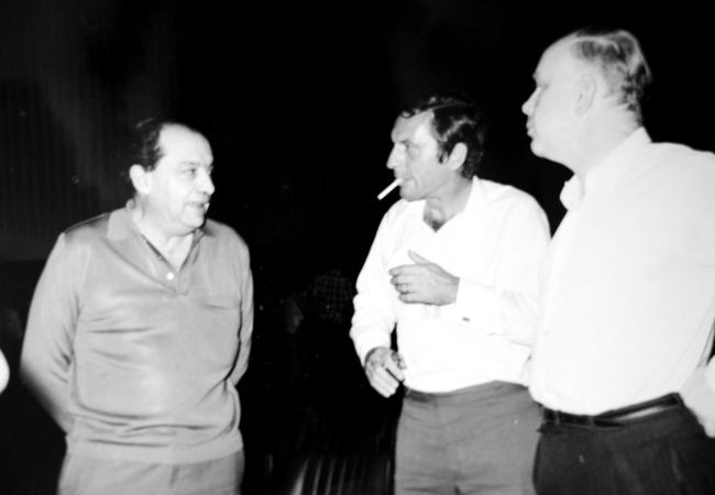 visite du général Robert Aubiniére à Kourou en février 1972 en tant que secrétaire général de l'ELDO en conversation avec le directeur ELDO de Guyane Klaus Iserland et de Michel Bignier directeur général du CNES