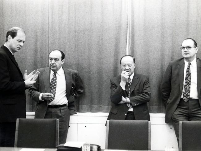 Au siège du CECLES-ELDO à Neuilly, réunion de crise en 1973 avec de G à D Hans E.W. Hoffmann, le secrétaire Robert Aubinière, le néerlandais E. A. Plate  président du conseil, et George Van Reeth, Belgique