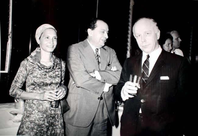 visite du général Aubiniere au CSG en compagnie d'une femme et du directeur du CNES Michel Bignier en 1972