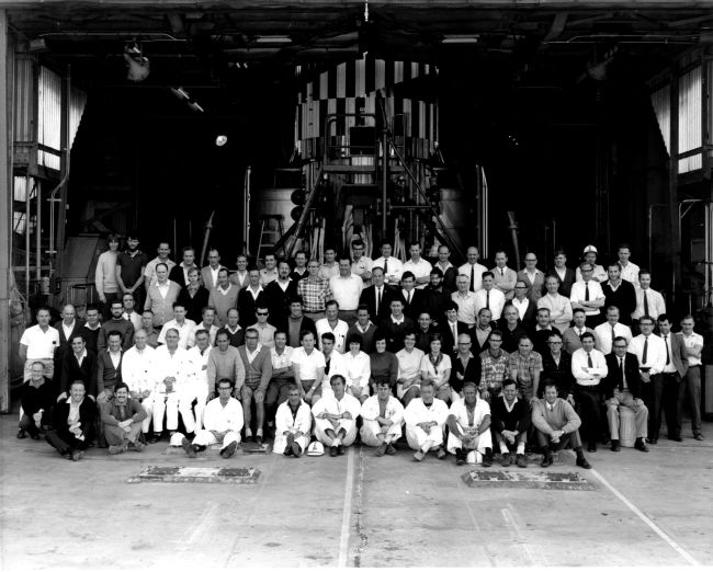 à Woomera : techniciens, ingénieurs de Hawker siddeley dynamics et de Rolls Royce devant Europa F9 quelques semaines avant le tir du 12 juin 1970