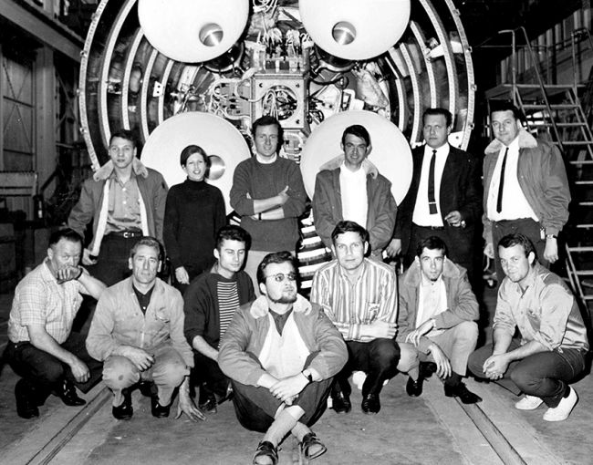 equipe de Nord aviation devant le deuxième étage Coralie en 1967
