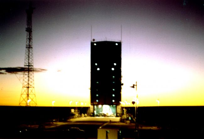 la tour de montage au lever dujour en novembre 1966