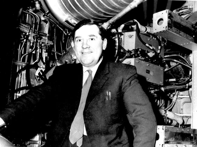 12 décembre 1963 l'ingénieur Tom Jones de Spadeadam s'apprête à accompagner la fusée en Australie pour son 1er vol:  il est chargé de vérifier toutes les 4 heures la pression à l'intérieur du compartiment étanche entourant Blue Streak durant le voyage en