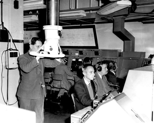 Charles C.W. Cannon: ingénieur en chef, responsable des essais chez HSD au périscope dans la salle de contrôle de Spadeadam en 1962