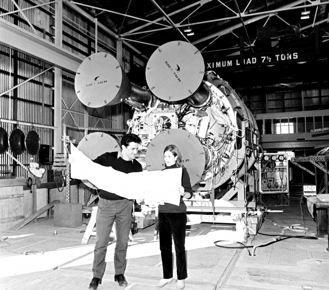 Devant Coralie début juillet 1967 : à droite Mlle Elisabeth Tullier ( 22 ans), seule femme de l'équipe Nord Aviation, technicienne spécialisée dans les télémesures:  contrôle du deuxième étage avant le tir F-6/1 du 4 Août 1967