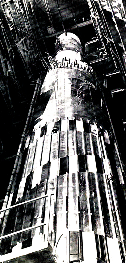 la fusée europa dans la tour de montage à Woomera