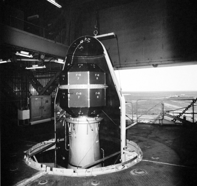 satellite italien STV 2 en cours de préparation sur le troisième étage de la fusée Europa F8