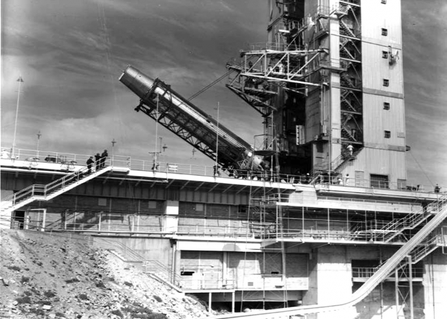 début d'erection du Blue Streak DA en juillet 1963