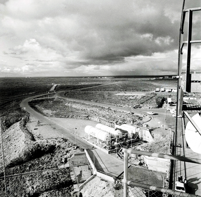 vue à partir de la tour de montage de la réserve d'oxygène liquide et au fond de la fourniture en Kérosène en 1969 pour le vol F8 sur l'aire ELDO 6A