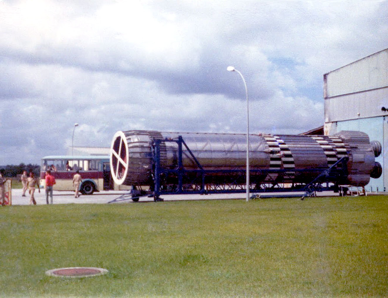 le premier étage d'Europa F-12 devant le hangar de préparation à Kourou en mai 1973 alors que le CECLES-ELDO est dissous suite à l'arrêt du programme Europa 2 lors du conseil du 27 avril à Paris