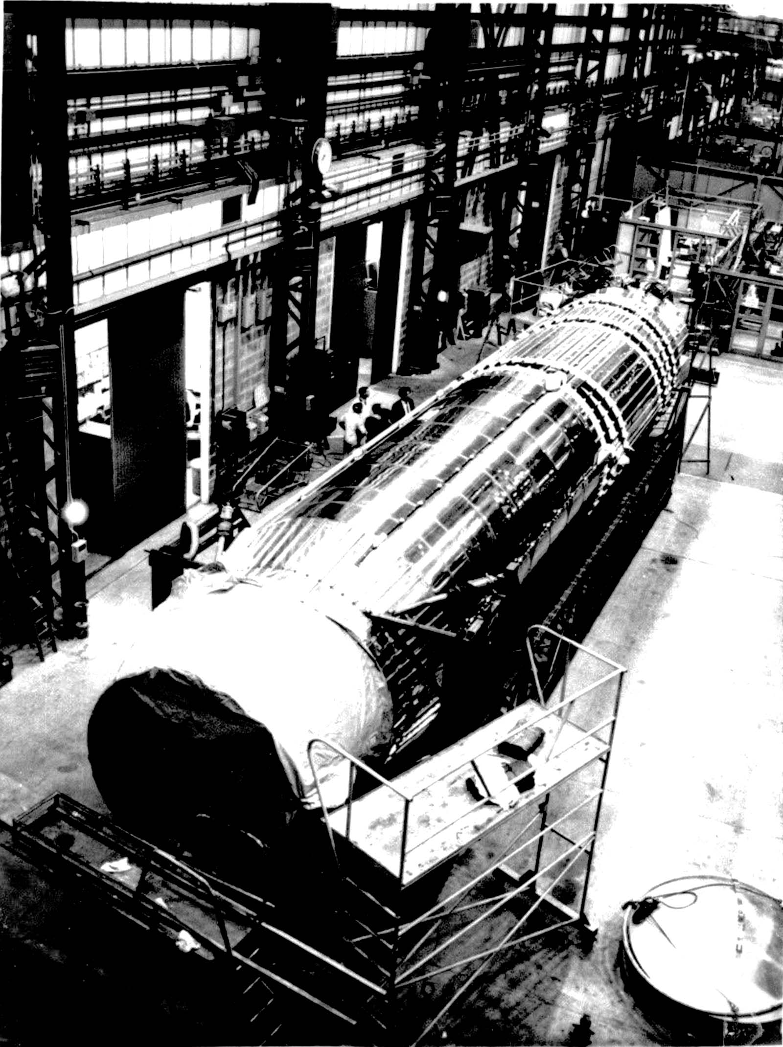 photo prise le 6 décembre 1963 dans l'usine de Stevenage de HSD montrant la fusée Blue Streak qui doit être préparée pour son transfert par bateau jusqu'en Australie à Port Adelaïde
