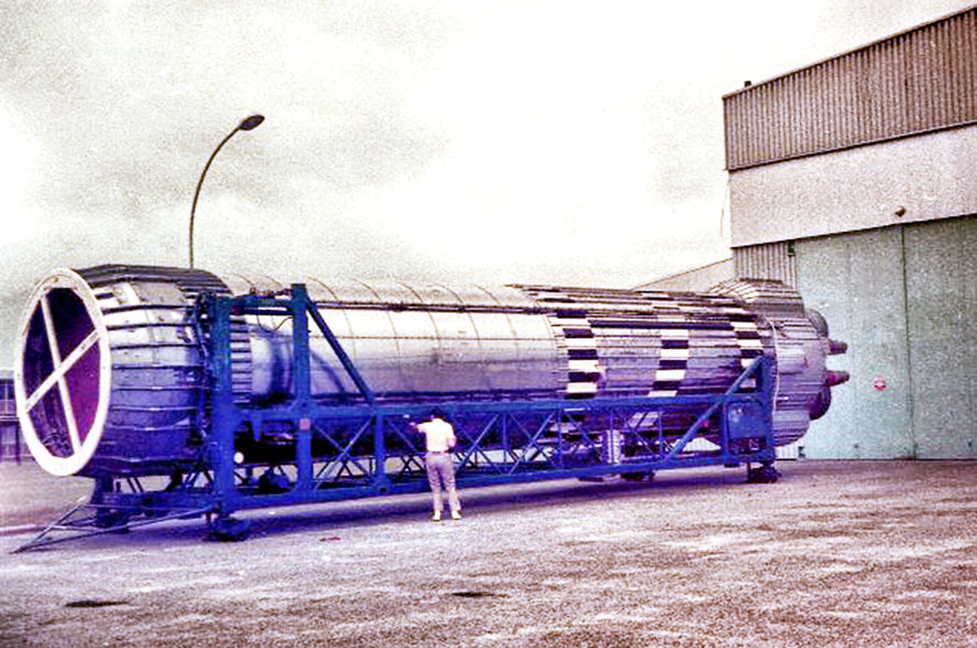 le Blue streak devant le hangar des préparatifs à Kourou en mai 1973 c'est triste !