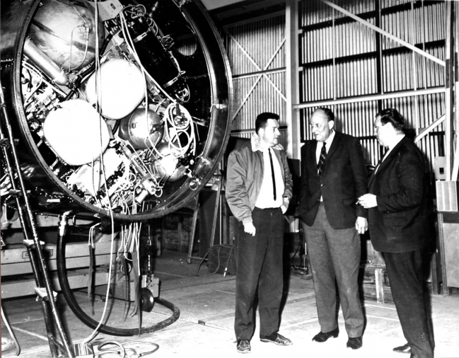 dans le hall de préparation, de gauche à droite Girard, chef de mission pour Coralie , J Carl responsable ASAT pour le troisième étage et Verdier de Nord aviation