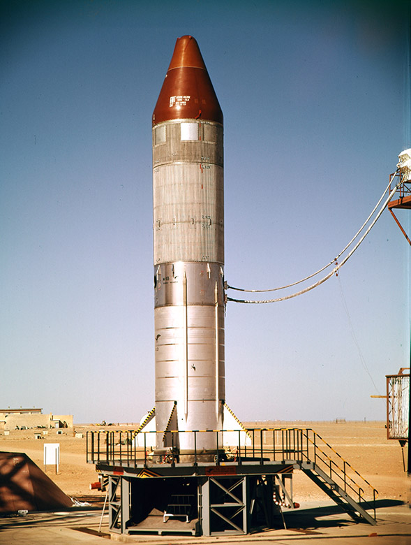 Fusée Cora G2 en attente de tir à Hammaguir en décembre 1966
