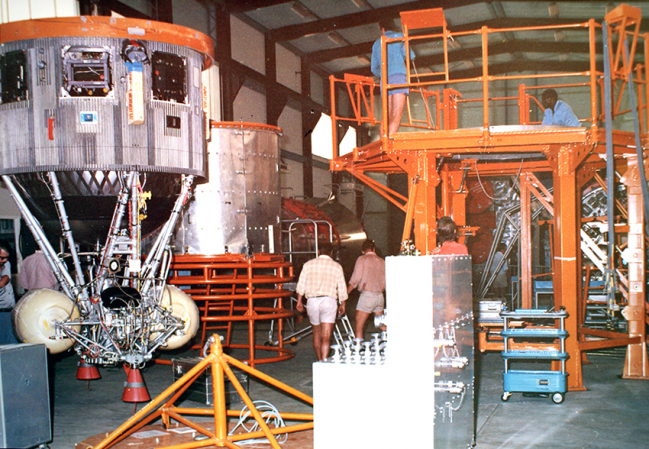 hall d'assemblage de la fusée Europa 2 en 1971 à Kourou