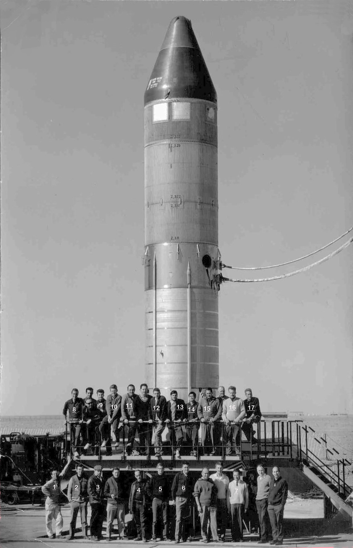 photo de groupe avant le tir G2 à Hammaguir en 1966
