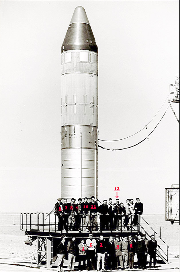 photo de groupe des constructeurs (Nord Aviation et SEREB)  en 1966 avant le tir G1 sous la responsabilité du capitaine Roger Fulbert ( N°4)