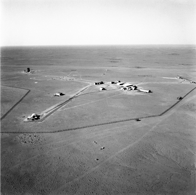 Désert du Sahara (Algérie) Base de lancement CIEES Béatrice en 1966 pour les décollages des fusées Cora et les missiles sol-air .Comme on peut le voir sur la photo cette base est clôturée afin de rassurer les visiteurs étrangers américains et européens