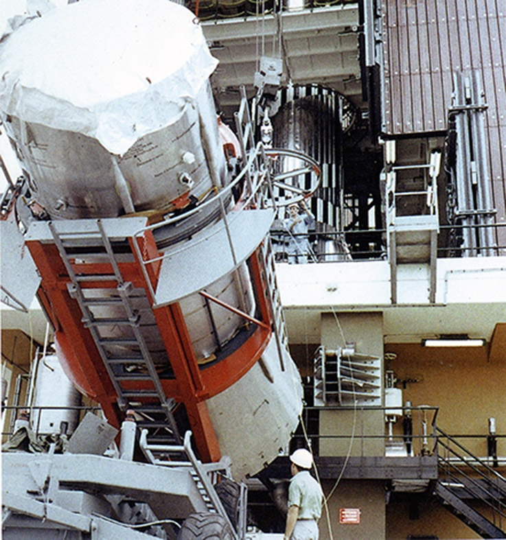 erection du 2éme étage Coralie par l'équipe de Nord aviation (aérospatiale)