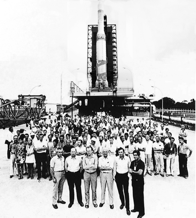 ingénieurs des différentes équipes industrielles environ 120 personnes devant le lanceur europa 2 à Kourou en 1971