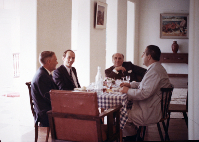 le premier en partant de la gauche est un anglais Robert Crowther de Hawker Sideley Dynamics responsable pour les essais du  Blue Streak au fond Mr Schoen responsable pour le 3 ème étage et Morvan de la SNIAS à droite