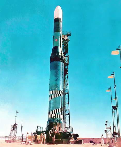 Première photo en avril 1966 de la fusée Europa 1 F-4 complète qui doit être tirée le 19 Mai